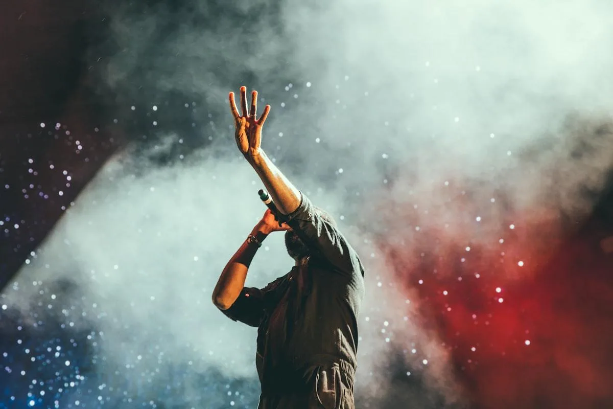 Artiste en concert — Agitateur Media