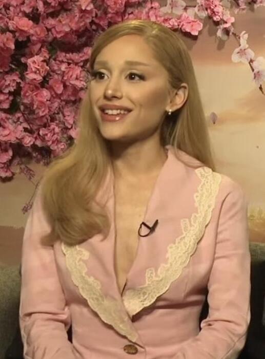 ariana-grande-agitateur-media