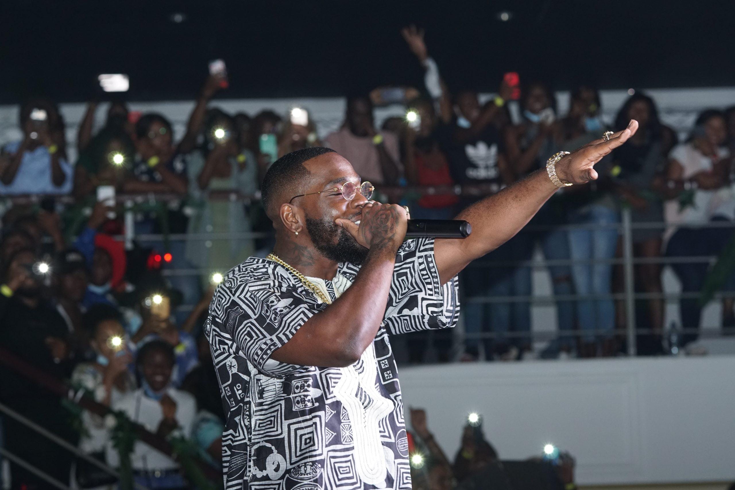 Tayc en showcase — booking Agitateur Media