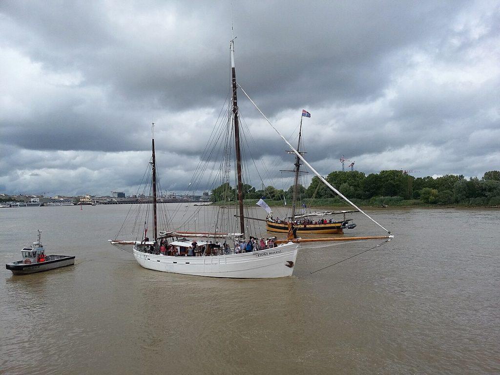 Grands voiliers sur la Garonne pendant Bordeaux fête le vin