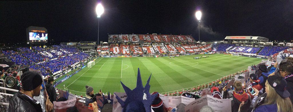 Supporters dans un stade de football en soirée