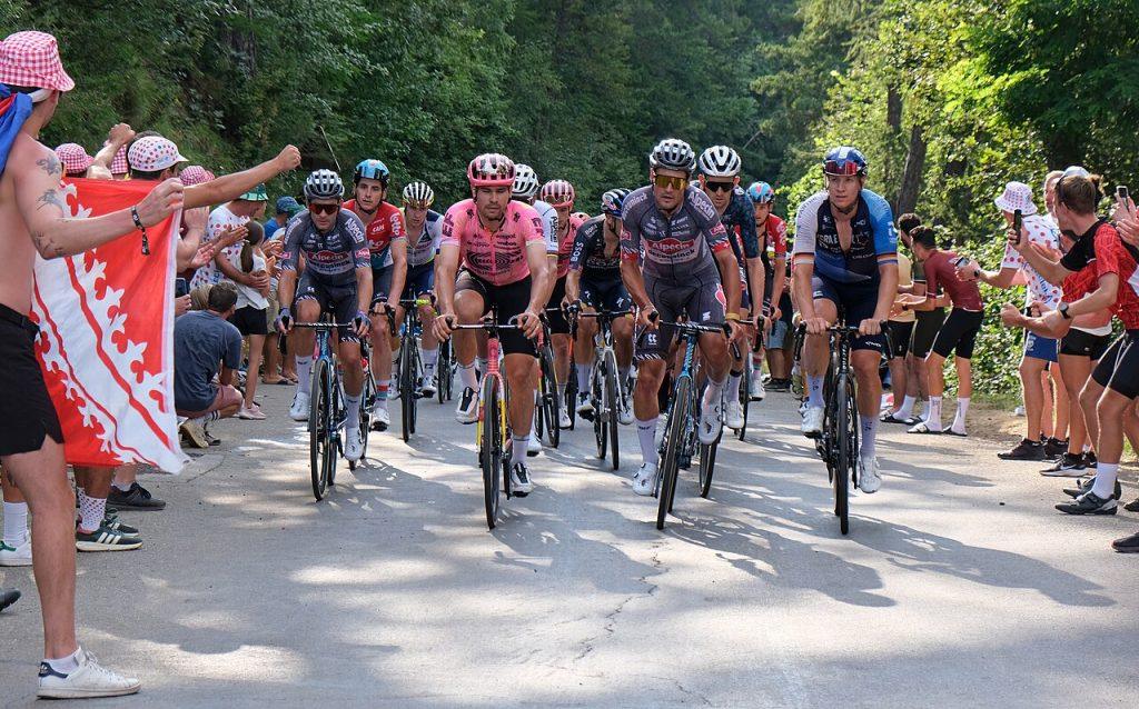 Le peloton du Tour de France au milieu du public