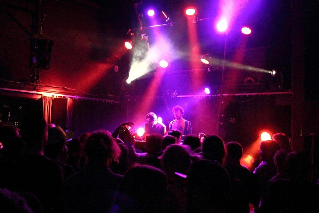Scène d’un festival de musique en soirée