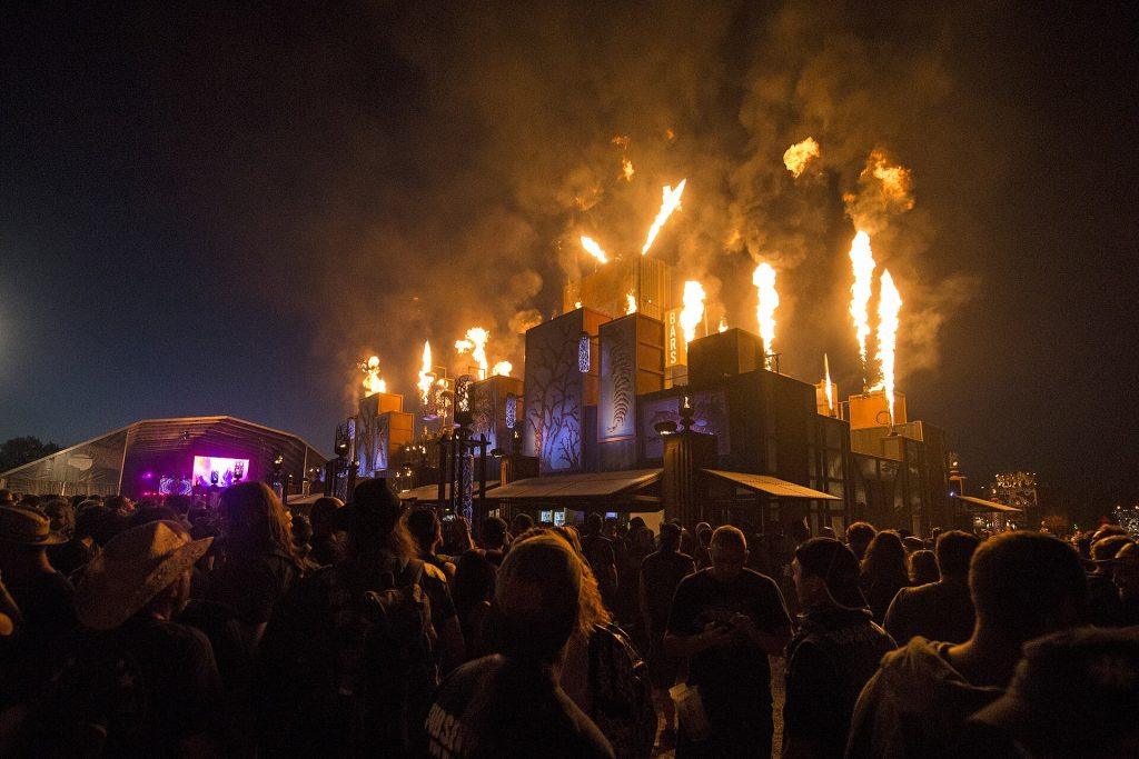 Scène du Hellfest à Clisson avec effets pyrotechniques