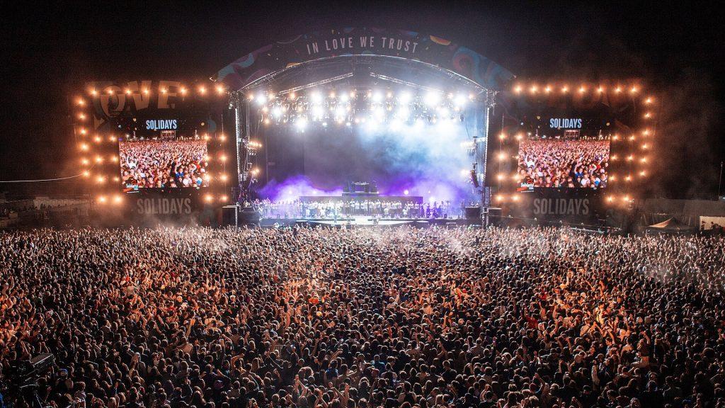Grande scène et public d’un festival de musique