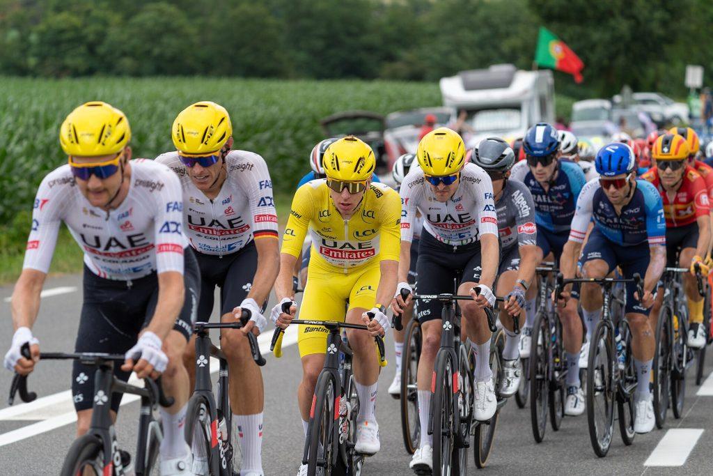 Peloton du Tour de France avec le maillot jaune