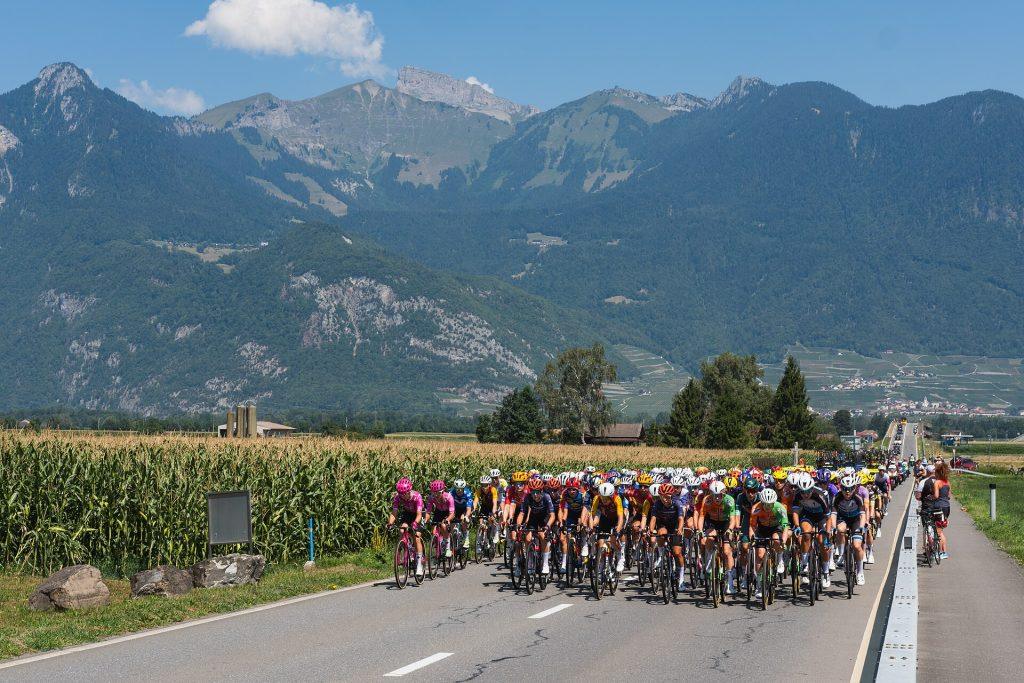 Le peloton du Tour de France traversant la montagne