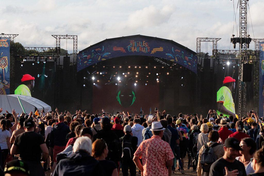 Grande scène et public des Vieilles Charrues